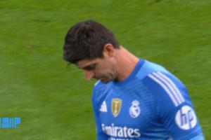 失落…哨響之后貝林叉腰喘氣，羅德里戈癱坐，維尼修斯一直低著頭