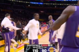 持續(xù)輸出！科內(nèi)特內(nèi)線得手 馬刺再獲20分優(yōu)勢(shì)打停湖人