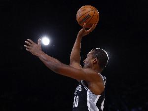 老將真穩(wěn)！巴恩斯上半場(chǎng)17分鐘8中4&三分6中3 砍下13分