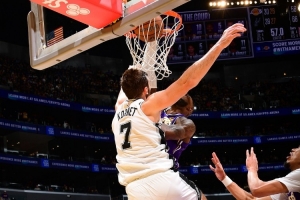 里夫斯談?wù)材匪垢艨郏阂粋€(gè)41歲的人了 真令人嘆為觀止！