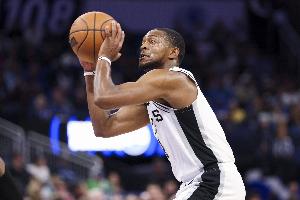 狀態(tài)可以！?？怂拱雸?chǎng)9中4拿到10分4板3助1斷