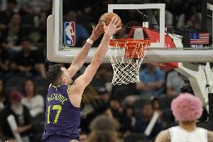 演成喜劇了！馬特科維奇空籃大風(fēng)車可惜扣飛