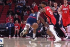 大意了！小賈巴里·史密斯面斷哈登 反擊輕松雙手扣籃