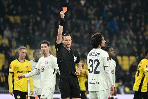 青春的代價(jià)??18歲布阿迪本方禁區(qū)停球失誤，拉倒對(duì)手連場(chǎng)吃直紅