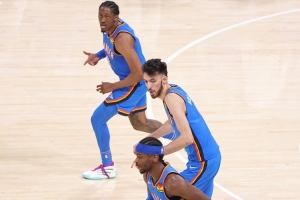 布克：雷霆防守很有侵略性&小動作很多 但從不在你投籃時犯規(guī)