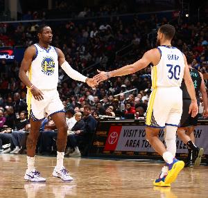 庫里：外界有太多庫明加是否適合勇士的言論 我們?nèi)员в泻芨咂谕? >
                                        </div>
                                    </div>
                                                                        <div   id=