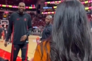 17年后相見！KD場上認(rèn)出大一女同學(xué) 笑容滿面并上前親密合影