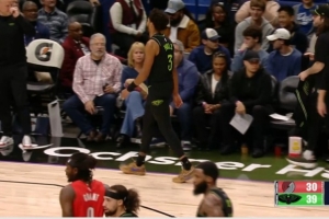 望無大礙！普爾追身三分命中 但后退時(shí)踩到替補(bǔ)席摔倒有些崴腳