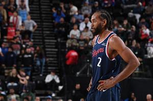 怎么回事老弟？小卡籃下補(bǔ)空籃沒(méi)補(bǔ)進(jìn)！第二次補(bǔ)才進(jìn)