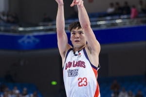 機(jī)會(huì)依然不多！陳國(guó)豪僅出戰(zhàn)12分鐘 罰球4中4拿到4分6板