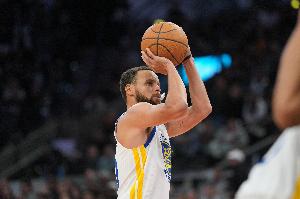 庫里談超遠(yuǎn)三分：這是我命中的第二記 本以為能從其中激發(fā)些活力