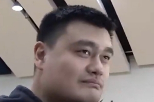 怎么學(xué)的英語？姚明：在NBA更衣室里坐上超過6個(gè)月 你自然就會了