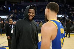 “密謀”什么好事？庫里和愛德華茲賽后擁抱熱聊