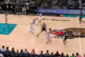 斯潘塞助攻阿爾達馬弧頂轟進三分 灰熊一波10-0打停爵士