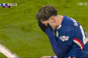 致敬穆德里克？加納喬單刀離譜打飛，怒捶兩下草皮+捂臉+念念有詞