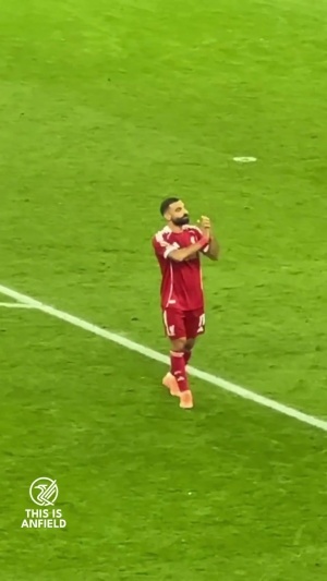 還會(huì)再見嗎？薩拉赫在動(dòng)身前往非洲杯前，向安菲爾德球場鼓掌致意