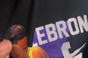 笑死，這是真詹蜜啊！球迷給T恤上禿頂?shù)睦险伯嬌项^發(fā)??