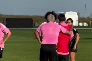 梅西：看好了！梅西在訓(xùn)練賽展示神奇腳法讓德保羅膜拜??