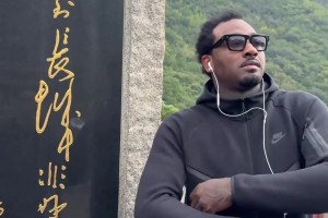 現(xiàn)已無人問津？前火箭球星沃爾爬長城：時隔11年重返這里~