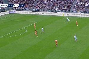 這都不傳？庫普梅納斯斷球小角度低射被撲！奧蓬達(dá)包抄空門跪地了