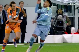 尤文多打一人！德容恩放倒麥肯尼！兩黃變一紅離場！