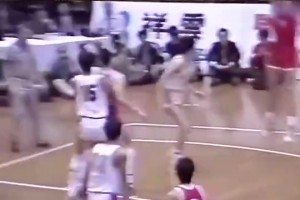 這身體素質！馬健當年在國家隊首秀，登場不久就貢獻雙手暴扣！