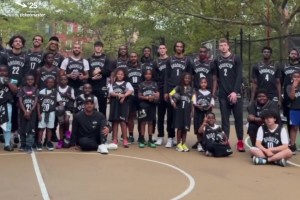 籃網(wǎng)公開訓練后大合照，曾凡博站的這位置不錯哦