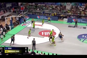 CJ：某些球員連續(xù)投丟后開始空切和傳球，不敢接著投！