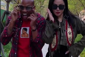 馬嫂身材還是闊以的！馬布里和中國妻子在小區(qū)內玩T臺走秀~