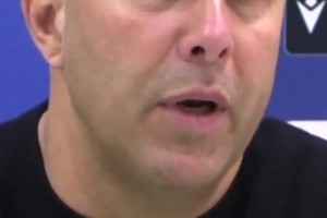 是誰？斯洛特：最后時(shí)刻某人決定沖出去打反擊，導(dǎo)致我們被絕殺