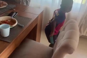 可可愛愛！亞馬爾弟弟展示自學(xué)的舞蹈，把亞馬爾逗笑了