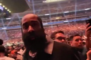 這人故意的吧??離場(chǎng)時(shí)遭誤認(rèn)成勒布朗，哈登一臉不悅推開(kāi)球迷！