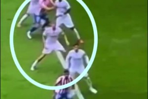 皇馬博主：馬競(jìng)第一個(gè)進(jìn)球，對(duì)楚阿梅尼拉拽犯規(guī)VAR看不到？