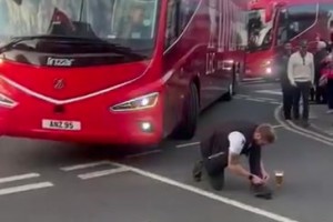 ??水晶宮球迷賽后故意阻攔利物浦大巴，只為唱“你們是坨屎”