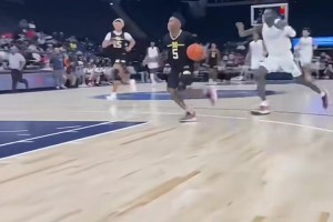 笑掉大牙！小哥根據(jù)隊標讓女朋友猜隊名????