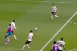 外網(wǎng)熱議！科爾克茲最后不敢右腳解圍，扭著身體送水晶宮邊線球，隨后被絕殺