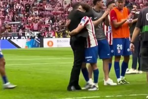 救命蜘蛛俠！馬競球員謝場時，西蒙尼跑過去首先擁抱阿爾瓦雷斯