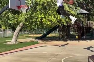 擱家開商場呢？布克車庫墻上滿是球衣球鞋珍藏！甲亢哥看傻了都！