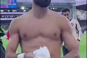 “臥底”實錘了??！薩拉赫賽后大度把球衣給了水晶宮小球迷