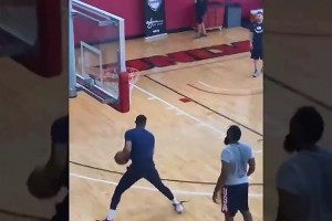 名場面：威少當(dāng)著哈登的面，滑稽模仿他的后撤步！登哥都懵了??