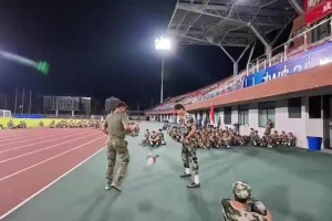 這胯下回拉太秀了！這是全網(wǎng)最會打球的教官嗎？