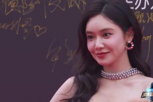 籃球界顏值博主！美娜一身銀色禮服出席微博之夜活動 身材真好啊