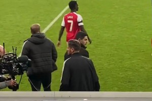 阿森納助教賽后和喬林頓發(fā)生口角，眾人趕緊拉開