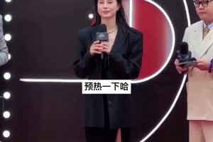 有點(diǎn)帥哈！王思雨一身黑色的西服穿搭現(xiàn)身微博之夜活動~