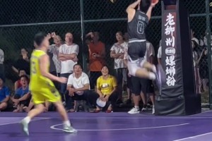 國(guó)安凝聚力正在回歸！實(shí)拍：法比奧下場(chǎng)前專(zhuān)門(mén)給侯森佩戴隊(duì)長(zhǎng)袖標(biāo)