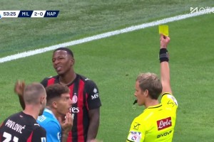 米蘭十人作戰(zhàn)！埃斯圖皮尼安送紅點(diǎn)套餐！德布勞內(nèi)點(diǎn)射破門！