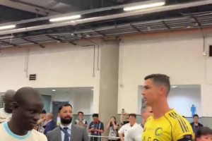 不是很熟？坎特從C羅旁邊經(jīng)過(guò)，沒(méi)有互動(dòng)??