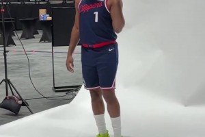 這球轉(zhuǎn)的不錯(cuò)哈！快船媒體日 詹姆斯-哈登展示手活~