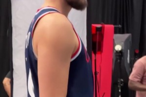 記者提醒哈登：這是你第17年！登哥：別說(shuō)了，我會(huì)覺(jué)得自己TM老了