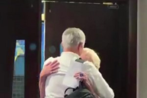 老友重聚！穆里尼奧給切爾西老員工康尼利一個(gè)大大的擁抱